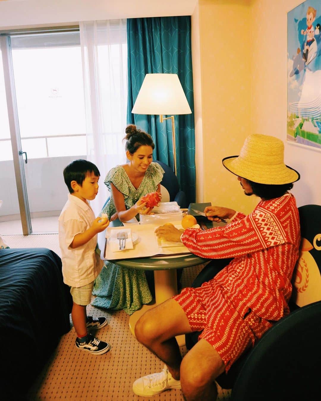 Rika Vanessaさんのインスタグラム写真 - (Rika VanessaInstagram)「東京ディズニーランドの オフィシャルホテルとして有名な "シェラトン・グランデ・ トーキョーベイ・ホテル"🏨に 家族で宿泊しました🌈 ・ ・ ホテルでのんびりって なかなか普段する事ないけど ストレス無く家族の時間を持てて すごく有意義な時間でした👏🏼 ・ なんといっても 美しい広いプール！ (個人的には温水の室内プールも最高) ・ 1時間じゃ足りないくらい 楽しいキッズランド！ 宿泊は子供連れ専用フロアと 可愛い子供用アメニティー！ ・ ヨアンはどれも大喜びだし、 遊ぶところがたーくさんあるので 有り余ってる体力を 発散できる🤣💕 ・ ・ 大人も一緒に楽しめるし なんて最高なんだ🥺✌🏽 ・ 天気が良かろうと悪かろうと 楽しめる場所があるのって 子連れにはすごく大事だから ホテルだけでこんなにも 楽しめるんだとびっくり。 ・ ・ 朝食も種類豊富で ついつい食べ過ぎちゃう💭 ・ 働く人たちの 素晴らしいホスピタリティで 大人も満足でした👏🏼 ・ ・ パークに行かずとも またシェラトンに泊まりたいな🌹 ・ ・ 我が家と @satobyy ファミリーと。 とてもいい時間だった。 ・ ・ ・ #シェラトングランデ東京ベイ #家族 #家族旅行 #PR @sheratontokyobay」9月5日 19時06分 - rikavanessa._