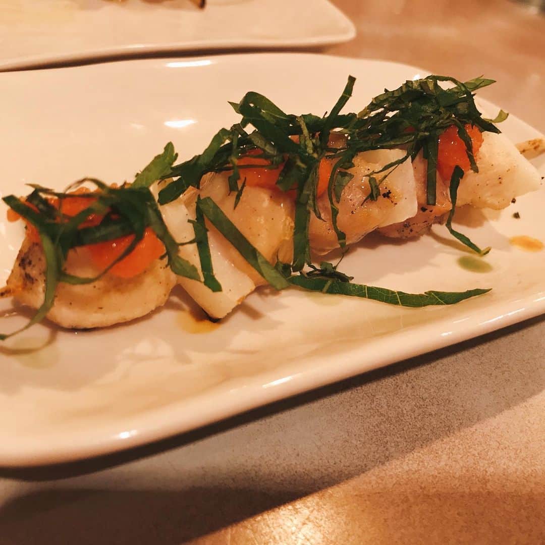 渡邉敬大さんのインスタグラム写真 - (渡邉敬大Instagram)「焼き鳥 くまちゃん . . . #hkt48九州7県ツアー #大分公演 に合わせて、 会場周辺の美味しいお店をご紹介！ その名も、#47の素敵なお店へ チーム8ですが🙊 すべて実際に渡辺が行ったお店です🏃‍♂️ . 記念すべき1軒目は、 焼き鳥 くまちゃん ここはなんといっても、 安くて美味しい！！ 初めて行ったとき目を疑いました… . まずは生ビールで乾杯🍻 しっかりSAPPORO。笑 . 4枚目 赤バラ（上）豚バラ（下） 九州といえば豚バラ、 くまちゃんといえば赤バラ！ 肉肉しくてじゅーしーです🤤 . 5枚目 ハツ もう、ぷりっぷり！🤤 ハツ史上最高のぷりぷり✨ . 6枚目 せせり こちらもぷりっぷり😋 . 7枚目 とり明太 とり、明太、しその 焼き鳥トリニティ🐔 . 最後は大分麦焼酎「西の星」 大分といえば麦焼酎🌾 すっきりした味わいで、 焼酎に慣れてない人にもオススメ！ . 大将も気さくに話してくれます🙋‍♂️ ただし超人気店で金土は要予約⚠️ ツアー当日は大丈夫…かも？🦆 . . . 大分のみなさんは「このお店もいいよ！」というのをぜひ！ #47の素敵なお店へ をつけて教えてください👨‍🏫 他県からいらっしゃる方、 「こんなお店知りたい！」 というのもぜひ！🗣 . ツアー当日まで毎日ご紹介していきます！ . #大分県 #大分食べ歩き #大分グルメ #居酒屋 #hkt48 #松岡菜摘 #乾杯をもっとおいしく #sapporo #大分放送 #アナウンサー #渡辺敬大 #わたなべけいた #焼き鳥くまちゃん」9月5日 19時16分 - obs_watanabe_keita