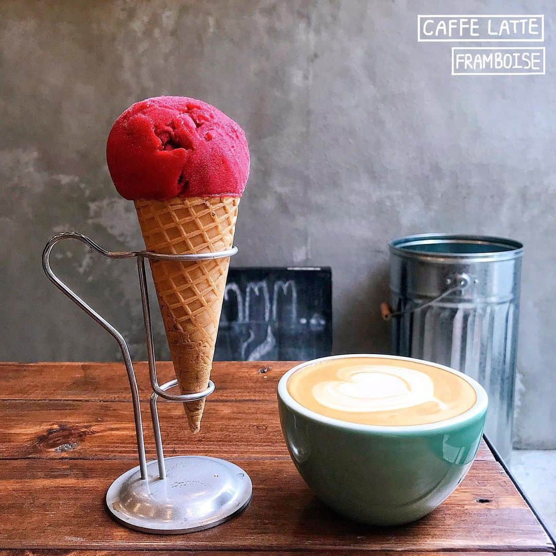 4foodie, for foodieさんのインスタグラム写真 - (4foodie, for foodieInstagram)「📍️Tokyo, Japan Mighty Steps Coffee Stop / 以下餐點及價位 FRAMBOISE ICE CREAM / ¥500 美味程度(おいしさ)：🌕️🌕️🌕️🌕🌑 CAFFE LATTE / ¥500 美味程度(おいしさ)：🌕️🌕️🌕️🌑🌑 整體： 環境衛生(店内環境)：🌕🌕🌕🌕🌑 服務態度(サービス度)：🌕🌕🌕🌕🌗 再訪意願(リピート率)：🌕🌕🌕🌗🌑 🗺東京都中央区日本橋本町4-3-14 🚇新日本橋駅 / 三越前駅 ☎03-6262-1988 ⏰11:00～19:00 🍽2019.08.22 到訪用餐 💡補充💡是一家頗文青的咖啡店，店內座位不多可提供外帶👌🏻如果是內用一定要點一杯飲料☕️冰淇淋共有六種口味可以選擇，除了這次點的樹莓，還有馬斯卡彭、梨子、水蜜桃等等的口味，點兩球的話第二球折50日幣，不過只限定杯裝🍦除了冰淇淋還有提供熱的三明治哦🥪 #4foodie #4foodieinjapan #tokyo #nihonbashi #cafe #latte #icecream #japan #日本 #日本橋 #カフェ巡り #ラテ #アイスクリーム #グルメ #日本美食 #東京美食 #拿鐵 #冰淇淋 ©版權所有，不得轉載copyrights reserved」9月5日 19時09分 - 4foodie