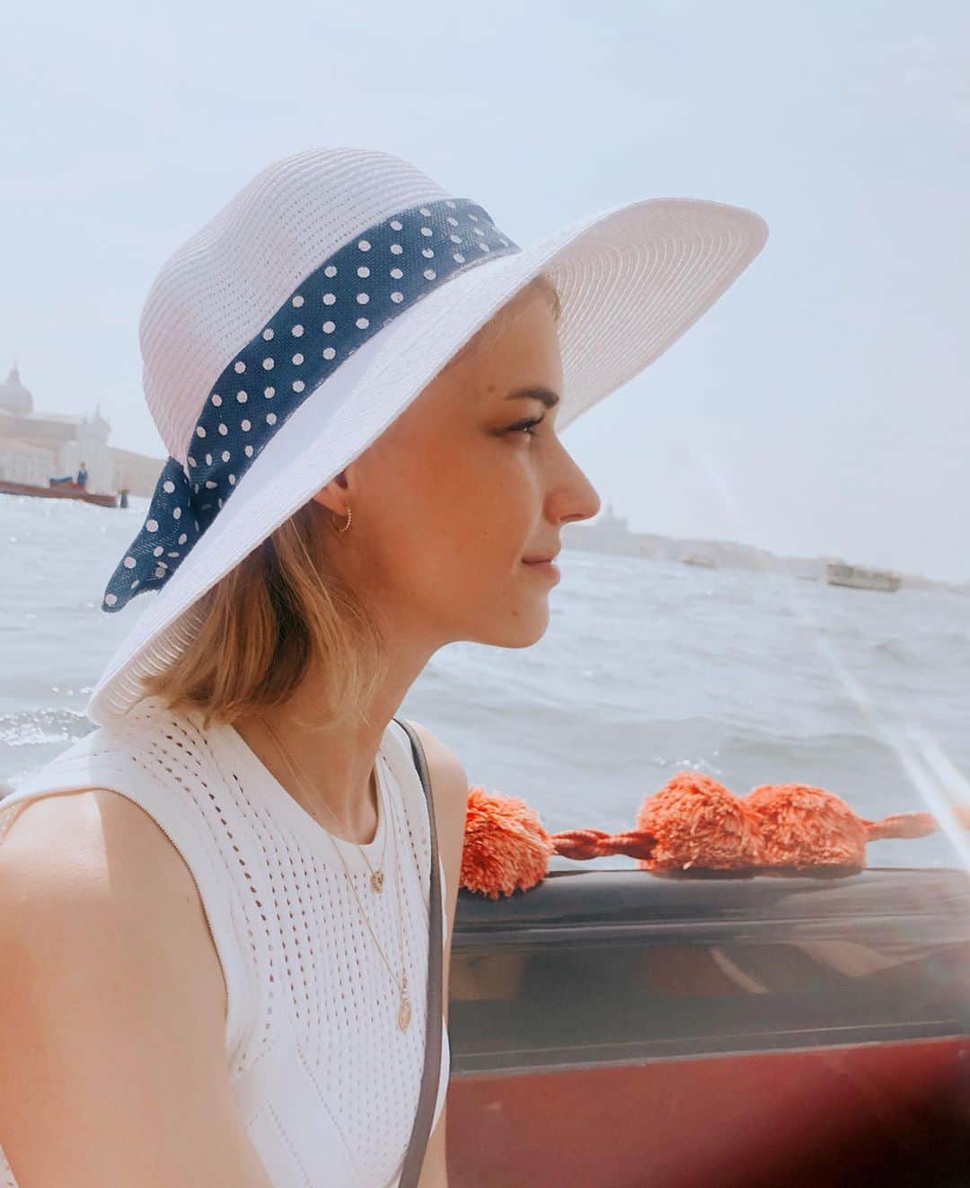 ステファニー・ミチョヴァのインスタグラム：「베니스에서는 마치 영화처럼 비밀작전을 하는 기분이 들었다 🧐🚤 주인공과 악당 둘 중 무엇을 할래요? Venice made me feel like I’m on a secret mission in a movie! Would you rather play the hero or the villain? ❤️🗺」