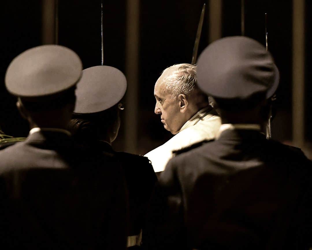 AFP通信さんのインスタグラム写真 - (AFP通信Instagram)「AFP Photo 📷 Tiziana Fabi - Pope Francis inspect the guard of honour upon his arrival at the Maputo International Airport near the capital on September 4, 2019. Pope Francis will visit Mozambique from the September 4-6. #PopeFrancis」9月5日 19時10分 - afpphoto
