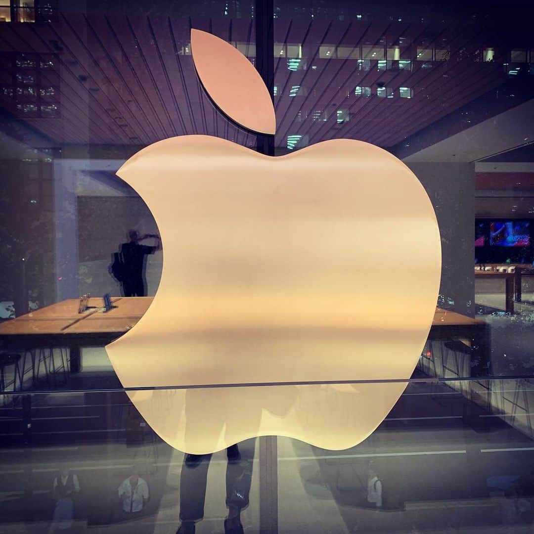 鴨志田由貴のインスタグラム：「裏リンゴ #apple丸の内」