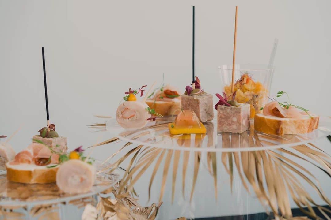 のインスタグラム：「.﻿ 「IDEO TOKYO Office」1st Anniversary Party﻿ ﻿ ﻿ IDEO様のTOKYO Office1周年パーティーのテーマは「ALL THAT JAZZ」﻿ ﻿ バンドがJAZZを奏でる中、FOODやお酒を片手に、カジュアルにコミュニケーションを楽しむ大人のPARTYに合わせ、GOLD＆BLACKをベースカラーに、フィンガーフードのブッフェやフォトブース、ドリンクカウンターをつくらせていただきました。﻿ ﻿ ﻿ 【MENU】﻿ ・鮭のテリーヌ 柚子と昆布のジュレ﻿ ・鶏肉のバロティーヌ 柑橘の香り﻿ ・パテ﻿ ・シーフードパエリア﻿ ・生ハム＆クリームチーズ＆セミドライトマトのオープンサンド﻿ ﻿ ﻿ ﻿ Photo by @ayatoozawa  Art Direction by @0130nao and @wsomeya  Flower by﻿ @shigeru_abe_florist ﻿ ﻿ ﻿ follow us!﻿ @crazy_kitchen_insta」