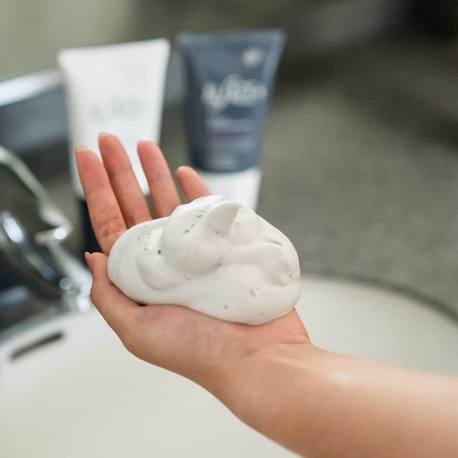オルフェス（ALFACE+）のインスタグラム：「❤︎ウォッシングフォームのご紹介❤︎ チューブから出した時は﻿ 炭とトリプルクレイのブラック！ 泡立てるとうっすらグレーの濃密な泡に 💭﻿ ﻿ クレンジングと同様に、﻿ 洗顔も摩擦を少なく、が基本です。﻿ チューブから2～3cmとって泡立てていきます！﻿ ﻿ 手だけでも十分に泡立ちますが﻿ ネットなどを使うともっと簡単に👍﻿ ふわもこ泡がクッションになって、﻿ お肌のうるおいを守りつつ、 余分な皮脂を分解してくれます。 ﻿ ﻿ 泡洗顔のメリットはきめ細かい泡が﻿ 毛穴の奥まで入り込んでくれること！﻿ ただし、長時間乗せたままにしていると﻿ お肌にとって必要な皮脂まで撮りすぎて﻿ しまって乾燥の原因にも💦 ﻿ ﻿ 潤い成分配合なので﻿ 洗い上がりさっぱり！﻿ なのにつっぱりません☺️﻿ ﻿ #オルフェス #black #ブラックシリーズ #洗顔フォーム #泡洗顔 #スキンケア #秋コスメ #美容 #コスメ #新商品 #新製品 #毛穴 #炭 #泥 #角質 #くすみ #loft #ロフト #先行発売」