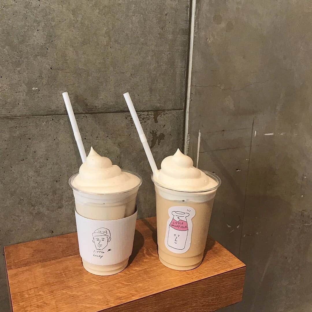 isutaさんのインスタグラム写真 - (isutaInstagram)「. 福岡・大名にあるのカフェ「リトルハニー」をご紹介♡ . チャイラテの上にチャイクリームがのった「バリチャイ」やコーヒー牛乳の上にチャイクリームがのった「チャイコーヒーミルク」がインスタでは人気のようです♩ . カップに貼られたシュールなステッカーが可愛いので、つい写真を撮りたくなってしまいそうですよね！ . 店内で販売しているグッズもとっても可愛いので、ぜひチェックしてみてください♡ . isutaのwebサイトでは、おすすめのコーデから可愛いカフェまでたくさんの情報をお届けしています！ また、isutaのオリジナルグッズも販売中！ぜひisutaのwebサイトからチェックしてみてください ________ リトルハニー access：福岡県福岡市中央区大名1-3-5 ARKCUBE 101 open：火～木・日 11:00～20:00 / 金・土・祝前日 11:00～21:00 close：月曜日 ________ Photo by @makey1204  @mihomiho0917 . #isuta #isutapic #isutacafe #isuta_福岡カフェ #isuta_福岡 #リトルハニー #リトルハニー大名 #天神カフェ」9月5日 19時13分 - isuta_jp