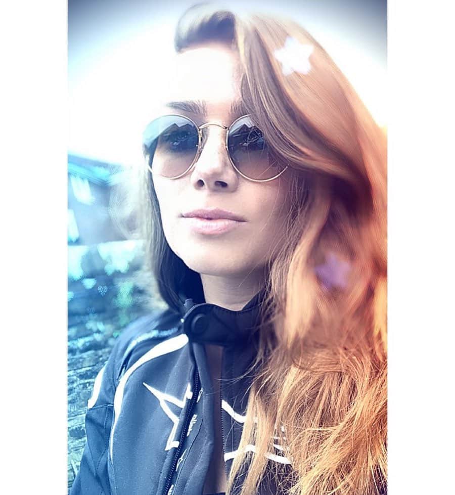ニッキー・サンダーソンのインスタグラム：「.... but wait... let me take a selfie 🤳  #selfie #filter #pout #pose #sunglasses #rayban #scruffyhair」