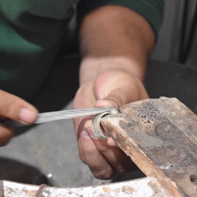 ベックスロックスさんのインスタグラム写真 - (ベックスロックスInstagram)「#MadewithloveinAfghanistan ✨#PowerJewels ⠀⠀⠀⠀⠀⠀⠀⠀⠀ Encapsulating the spirit of a country in one single jewel.  Packaged in a traditional Jali peek a boo painted wooden box.  Every detail is hand made, supporting local businesses in Kabul thanks to our collaboration with @turquoisemountain 💙 #itsallinthedetail #sustainableluxury #lapisazuli #ethicaljewelry . . . . . . . #madeinafghanistan #artisanmade #culturalpreservation #ethicaljewelry #sustainablefashion #craftsmanship #afghanistan」9月5日 19時23分 - rcollectivestudio