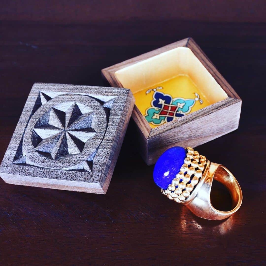 のインスタグラム：「#MadewithloveinAfghanistan ✨#PowerJewels ⠀⠀⠀⠀⠀⠀⠀⠀⠀ Encapsulating the spirit of a country in one single jewel.  Packaged in a traditional Jali peek a boo painted wooden box.  Every detail is hand made, supporting local businesses in Kabul thanks to our collaboration with @turquoisemountain 💙 #itsallinthedetail #sustainableluxury #lapisazuli #ethicaljewelry . . . . . . . #madeinafghanistan #artisanmade #culturalpreservation #ethicaljewelry #sustainablefashion #craftsmanship #afghanistan」