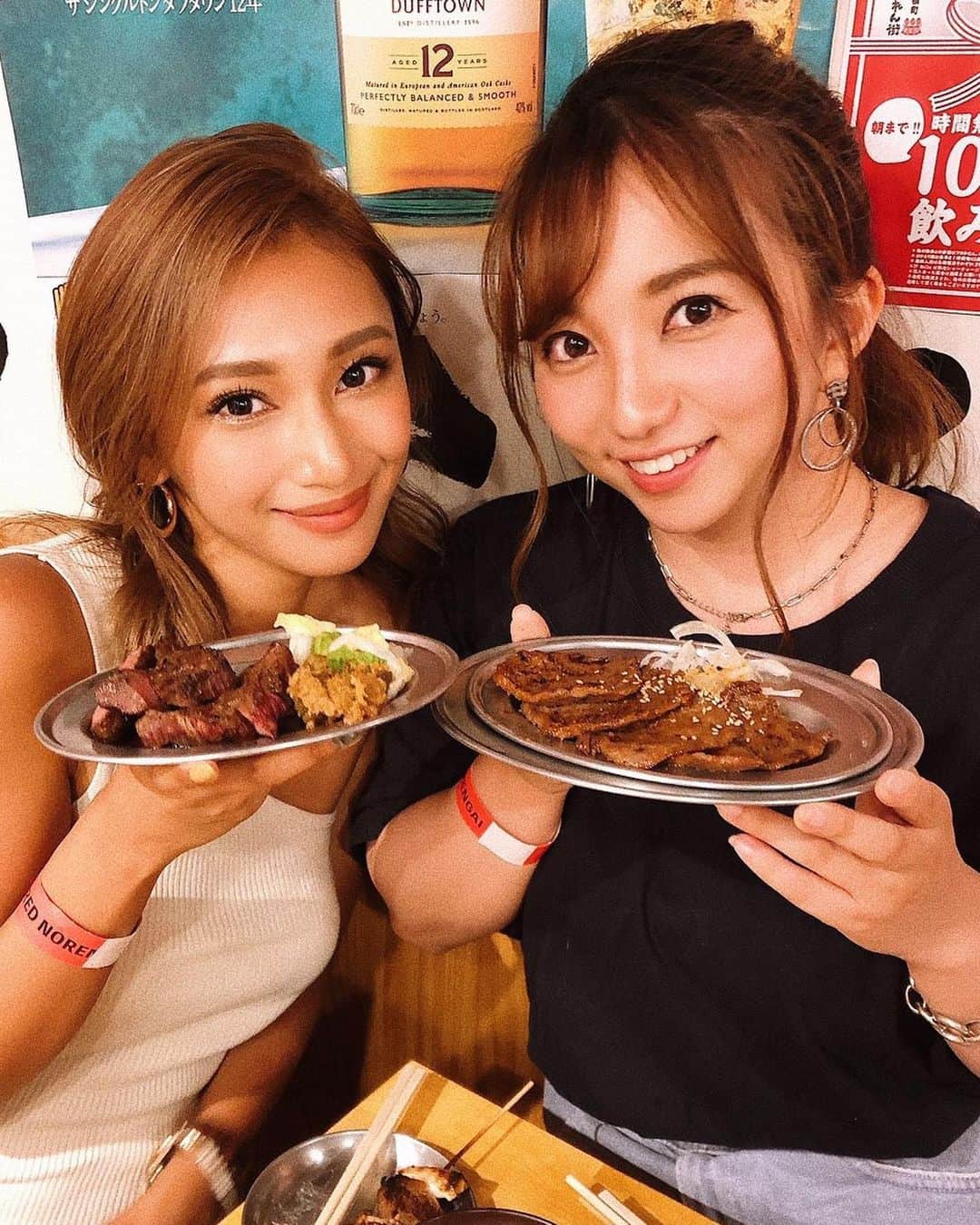 新井ニーニャさんのインスタグラム写真 - (新井ニーニャInstagram)「🍻﻿ ﻿ ﻿ ﻿ やっと念願の、#歌舞伎町レッドのれん街 ﻿ 来れました🤤🍻❤️﻿ @kabukicho_red_norengai ﻿  9/1〜9/3の間は﻿ #歌舞伎町レッドのれん街1周年 ということで﻿ 1000円飲み放題イベントやってたの🥰﻿ 実はハロウィンもイベントやるみたいです🎃 ﻿  #牛タンいろ葉 と 2階の#灯鏡 スナックカラオケで﻿ たっぷり女子会してきました💋最高❤️﻿ 29年間開けたことないシャンパンを持って﻿ かなり戸惑った動画を最後に載せました。﻿ ストーリーズのと違うバージョン🤣🍾笑﻿ ( すわいぷしてね )﻿ ﻿ ﻿ ﻿ あの赤提灯の雰囲気🏮最高すぎる…！﻿ しかも #牛タン 🥩﻿ ほんっっっとに美味しくて。﻿ ホロホロで。幸せで。んまくて。﻿ ﻿ 「茹でタン」﻿ 「霜降り牛タン」﻿ 「厚切り牛タン」﻿ 「味噌牛タン」﻿ ﻿ 全て最高だから全て食べてほしい🤤﻿ ﻿ 歌舞伎町の中にあるから﻿ すぐ見つけられると思う🔍﻿ 場所はグーグルマップで﻿ 検索してみてください🌎🏮💛﻿ #ににゃめし﻿ ﻿ ﻿ ﻿ ﻿ 今実は、うちの会社が運営している﻿ 体験記メディア #BLANCA と﻿ #東京のれん街 さんとのコラボ企画を﻿ 絶賛練り練り中👩🏼‍💻﻿ ﻿ とっても面白くて良いものが出来つつあるので﻿ 皆さん @blanca__love 是非フォローして﻿ 情報待っていてください…🧚🏼‍♀️❤️﻿ ﻿ ﻿ ﻿ ﻿ #歌舞伎町 #レッドのれん街 #せんべろ #センベロ #朝まで飲み放題 #いろ葉 #のれん街 #居酒屋 #飲み屋 #大好き #ビール #ビールと牛タン #ビール女子 #女子会 #ガールズトーク #ブランカ #体験記 #体験談 #メディア #彼女とデートなうに使っていいよ #彼女感」9月5日 19時26分 - 22nina77