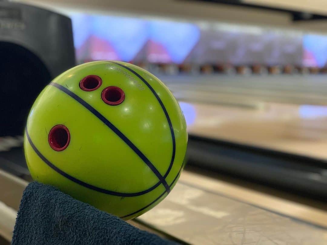 若林翔子のインスタグラム：「*﻿ *﻿ 久々のボウリング🎳﻿ ストライクが出なかったのは、﻿ 右手の傷のせいにしとこう。﻿ ﻿ でもすっごい楽しかったー😆‼️﻿ リニューアルされて迫力がさらにすごくなってた😳﻿ ﻿ 来週の土曜のブレイクで見てね。﻿ ﻿ ﻿ #ミヤテレ #ちょっとブレイクタイム﻿ #ボウリング #カラオケ #ROUND1﻿ ﻿ ﻿」