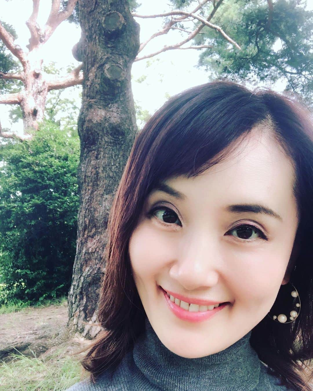 南城ひかりさんのインスタグラム写真 - (南城ひかりInstagram)「明治神宮の森 ・ 癒される大好きな場所で、 芝生の上でなーんにも考えず 自分の奥深くと、 地球の奥深く、 そして、宇宙とつながる。 ・ そこで、 届けられたメッセージは、  とてもあたたか❤️ ・ 自分への信頼、 すべての信頼がパワーアップしてる。 ・ それに気づけた今は、 豊かさをもっと受け取る〜って、 自分に許可して設定しよう！ ・ だって、 数年前に自分にした設定のお陰で、 月の稼働率は5日もあれば凄い方で、 それでいて、普通に暮らせている。 ・ 普通と比べちゃったら、 かなり凄い状況。 ・ ここからは、さらに、 もっと幸せになりたい♥️ と素直に望む。 ・ だって、いつでも自分に設定したことは、 必ず可能だから✨ ・ 愛に溢れるメッセージをもらったから、 次の望みがでた☺️🙏🏻 #blogに明治神宮の森なからのメッセージ💌 #自分ビジネス #世界は自分で創る #エネルギー #ソーサー #愛 #お金 #豊かさ #幸せ #恋愛 #結婚 #元タカラシェンヌ」9月5日 19時35分 - hikariminashiro