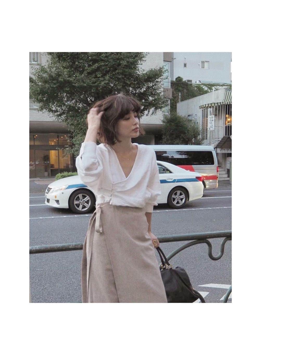 JUNNAのインスタグラム：「@etretokyo にて 今夜20時からインスタライブです😉  tops/ #リネンカシュクールブラウス  9月5日発売 bottom/ 10月末発売予定 bag/ #loewe boots/ #céline  #etretokyo ・ #etretokyo #156cm #junna👠#秋服#2019ETREaw  #大人カジュアル #大人ボブ」