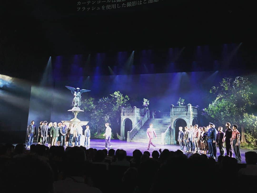 吉沢明歩さんのインスタグラム写真 - (吉沢明歩Instagram)「360°回転する劇場360IHI STAGE AROUND TOKYOにて、ブロードウェイ・ミュージカル『ウエスト・サイド・ストーリー』を観劇✨✨ 360°ステージアラウンドってどんな感じなんだろう？！ ステージが丸くて、回転するのかなぁ？？って思っていたのですが、、、違いました😂 客席が円形になってて、その外周にステージがあり、回転しちゃうのです！！！ セットが可愛くて、衣装も素敵だったし見どころがいっぱい！！💋💋💋 #ウエストサイドストーリー #360°ステージアラウンド#ブロードウェイミュージカル観劇#豊洲#ゆまちんと#誘ってくれてありがとう」9月5日 19時46分 - akiho__yoshi