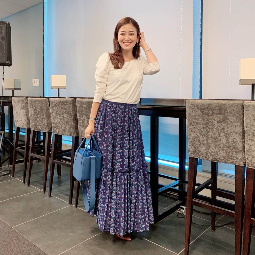 のインスタグラム：「. 今日は届いたばかりのバッグを持ってコスメの発表会へ。 タグ付けしました。 . . (写真とは関係ない話です↓) . 帰ってきた娘の幼稚園バッグから、水を入れたビニール袋に入った、小指の先くらいの薄黒い物体が…。 . 娘は昆虫も割と好きなので、一瞬虫かとギョッとしたけど。 . 何かと思えば、園庭の桑の木になったという小さな実(一粒)。 . 聞けば、ママと食べようと思って持って帰って来てくれたそう…💗 傷むといけないから水に浸けてきたそう😭♡ . . 今年は不出来だったんじゃないかと思うくらいのとりわけ小さい桑の実を、私とシェアしてくれようとしてたなんて、と思いがけない優しさにホッコリ😂 . あぁこういうの、ちゃんと覚えておかないとなぁと思い、久々の10年日記帳(←あんまり書いてない)にメモ📝しときました☺︎ . . #水に漬ければ傷まない #たぶん缶詰めの理論 笑 #5歳の知恵袋」