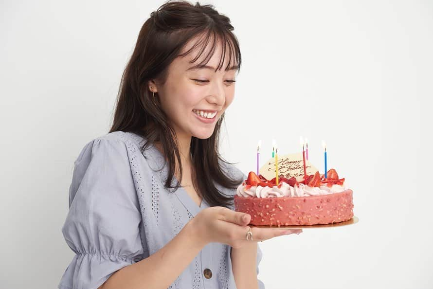 山田愛奈さんのインスタグラム写真 - (山田愛奈Instagram)「.  nonnoの撮影にて 1日早めのお誕生日祝い して頂きました(´,,・ω・,,｀) 嬉しい嬉しい…毎回泣いちゃう nonno編集部の皆様からの お手紙も💌💕！！！ 楽しい撮影に素敵なお祝い とても良い誕生日前夜祭 でした⸝⋆ .  #誕生日 #nonno」9月5日 19時50分 - aina_yama