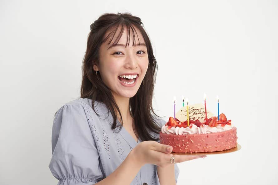 山田愛奈さんのインスタグラム写真 - (山田愛奈Instagram)「.  nonnoの撮影にて 1日早めのお誕生日祝い して頂きました(´,,・ω・,,｀) 嬉しい嬉しい…毎回泣いちゃう nonno編集部の皆様からの お手紙も💌💕！！！ 楽しい撮影に素敵なお祝い とても良い誕生日前夜祭 でした⸝⋆ .  #誕生日 #nonno」9月5日 19時50分 - aina_yama