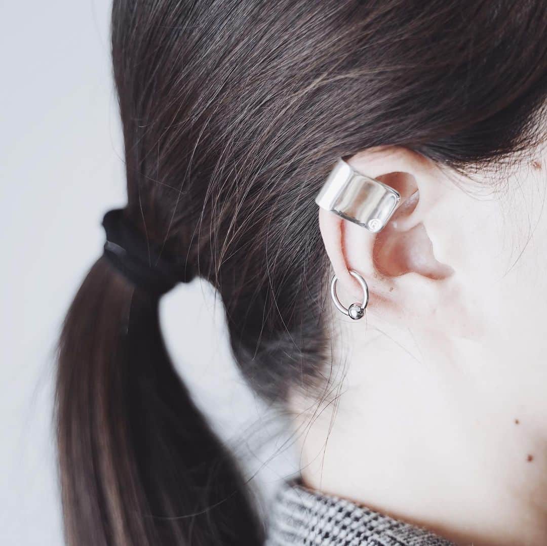 市川渚さんのインスタグラム写真 - (市川渚Instagram)「@hatroid ✖︎ @shun_okubo ear cuff👂⚡️⚡️﻿ ﻿ ﻿ ﻿ ﻿ 楽しみにしてたSHUN OKUBOとhatraのコラボイヤーカフが届いた❤︎ 耳の上の部分に差し込んでスライドさせてつける珍しいタイプのイヤーカフ。ミニマルで有機的な曲線のデザインがhatraらしい。﻿ ﻿ ﻿ ﻿ #hatra#shunokubo#earcuff#earcuffs#イヤーカフ#a7iii#sonya7iii#tamrona036」9月5日 20時00分 - nagiko