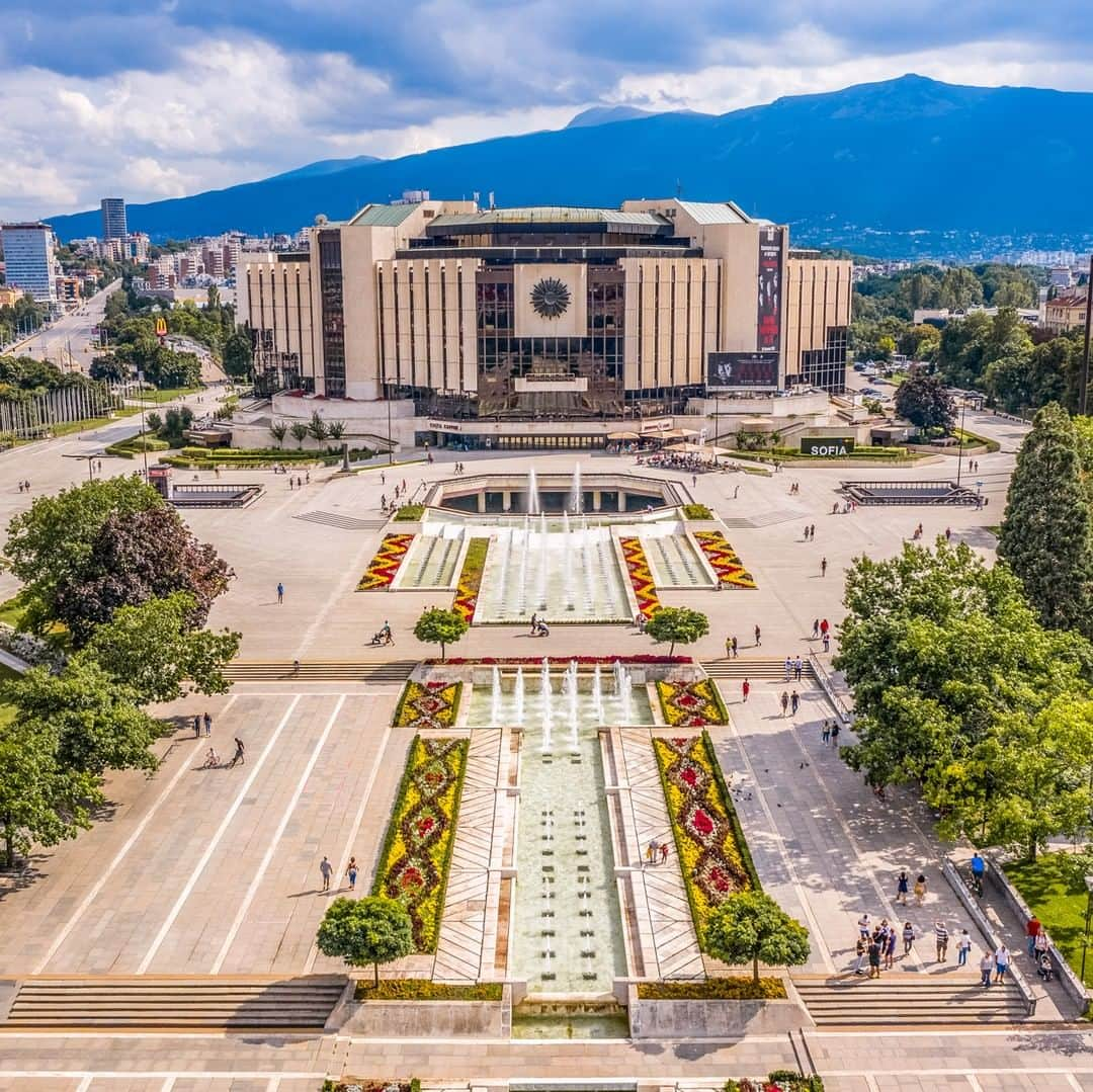 ルフトハンザさんのインスタグラム写真 - (ルフトハンザInstagram)「A lot of space for culture – the octagonal National Palace of Culture is considered to be the largest congress center in Southern Europe. #Lufthansa #CityOfTheMonth #Sofia」9月5日 20時01分 - lufthansa