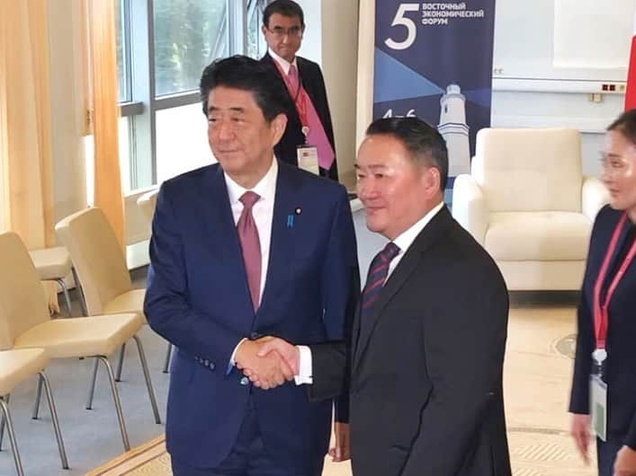 首相官邸さんのインスタグラム写真 - (首相官邸Instagram)「官邸スタッフです。 安倍総理はロシア・ウラジオストクで開催されている、東方経済フォーラムに出席し、ロシア・プーチン大統領、インド・モディ首相らと首脳会談を行いました。 . #東方経済フォーラム #ウラジオストク #ロシア #🇷🇺 #vladivostok #russia #EEF #EasternEconomicForum #プーチン大統領 #モディ首相 #India #🇮🇳 #Mongolia #バトトルガ大統領 #総理スピーチ中 #by官邸スタッフ @shinzoabe」9月5日 19時53分 - kantei