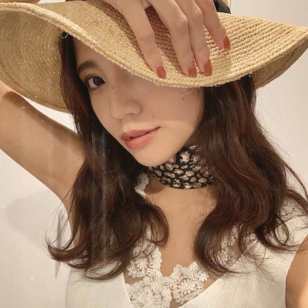 のインスタグラム：「シンプル服に小物盛り🧡 ＊ ＊ hat... @zara scarf... @titivatejp ＊ 小物が可愛ければ オシャレに見える説あるよな← ＊ 最近帽子が大好きで 新しく３つもゲットしてしまった🙄♡ しかも全部メンズもの😂💓 ＊ ＊ ＊ #ストローハット #スカーフ #スカーフコーデ #シンプルコーデ #自撮り #selfy #instagood」