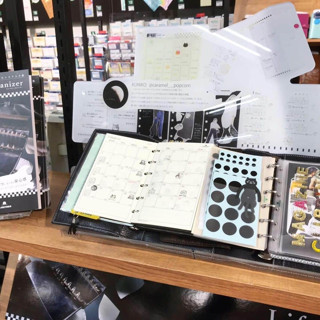 のインスタグラム：「売り場の立ち上げ作業が終わりました…と写真を送っていただきました！ ・ ・ ・ #ライフオーガナイザー #📓ライフオーガナイザー #アシュフォード #システム手帳 #ミニ6 #M5 #マイクロ5 #マイクロ5穴 #手帳 #手帳の中身 #インデックスクリップ #アシュフォードライフオーガナイザー #diary #925lifeorganizer  #ASHFORD #planner #lifeorganizer ・ ・ ・ いよいよ明日からです🔛 好みはあるかと思いますが…生サンプルを展示していただいているので、ライフオーガナイザーの使い方をイメージしていただきやすいかと思います。お近くにお越しの際はよろしくお願いいたします☻︎ ・ ・ ・」