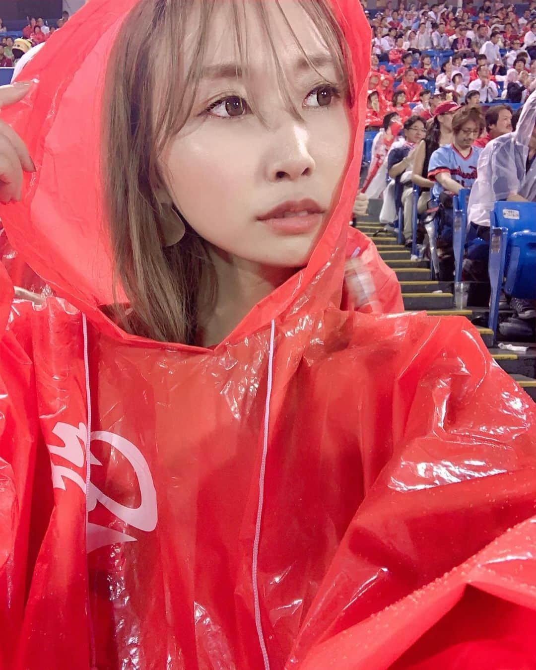 榊原伶奈のインスタグラム：「大雨だった1日目☔️ . 今日は勝って欲しいー🙏🎏✨ #カープ #野球観戦 #神宮球場  #カープ女子 #ヤクルトスワローズ  #広島東洋カープ #carp」