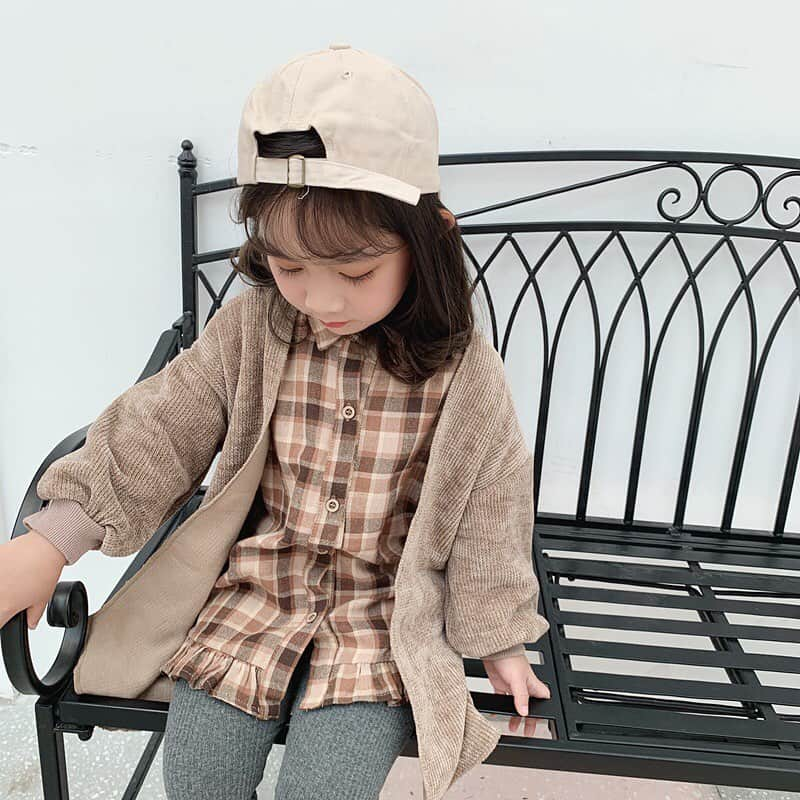 子供服のbig foRE:stさんのインスタグラム写真 - (子供服のbig foRE:stInstagram)「. チェック柄シャツ&コーデュロイアウター2点セット 【757】 . こんばんは。 来週の新商品発売に向けて準備が佳境に入っている店長です💦 この下準備期間がなかなか大変なんです😅 でも素敵な商品たくさんなのでお楽しみにしててください❤︎ . OLPEMIでは去年の秋冬アイテムも種類豊富に揃えています☺️ こちらは残りサイズも少ないんですが、お買い得価格となっていますのでサイズが合う方はラッキー✨ . ぜひWebショップでチェックしてみてください✨ . . . #子供服 #キッズコーデ #韓国こども服 #kidscode #olpemi #outfit #おでかけコーデ#海外子供服  #おしゃれさんと繋がりたい #kidsjapan #セレクトショップ #女の子コーデ  #男の子コーデ#女の子ママ#男の子ママ#インポート#ママリ #コドモノ #ベビフル#秋アイテム#お洒落さんとつながりたい#ninas#セットアップ #コーデュロトップス」9月5日 20時07分 - olpemi_