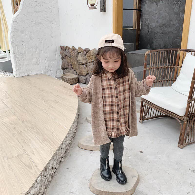 子供服のbig foRE:stさんのインスタグラム写真 - (子供服のbig foRE:stInstagram)「. チェック柄シャツ&コーデュロイアウター2点セット 【757】 . こんばんは。 来週の新商品発売に向けて準備が佳境に入っている店長です💦 この下準備期間がなかなか大変なんです😅 でも素敵な商品たくさんなのでお楽しみにしててください❤︎ . OLPEMIでは去年の秋冬アイテムも種類豊富に揃えています☺️ こちらは残りサイズも少ないんですが、お買い得価格となっていますのでサイズが合う方はラッキー✨ . ぜひWebショップでチェックしてみてください✨ . . . #子供服 #キッズコーデ #韓国こども服 #kidscode #olpemi #outfit #おでかけコーデ#海外子供服  #おしゃれさんと繋がりたい #kidsjapan #セレクトショップ #女の子コーデ  #男の子コーデ#女の子ママ#男の子ママ#インポート#ママリ #コドモノ #ベビフル#秋アイテム#お洒落さんとつながりたい#ninas#セットアップ #コーデュロトップス」9月5日 20時07分 - olpemi_