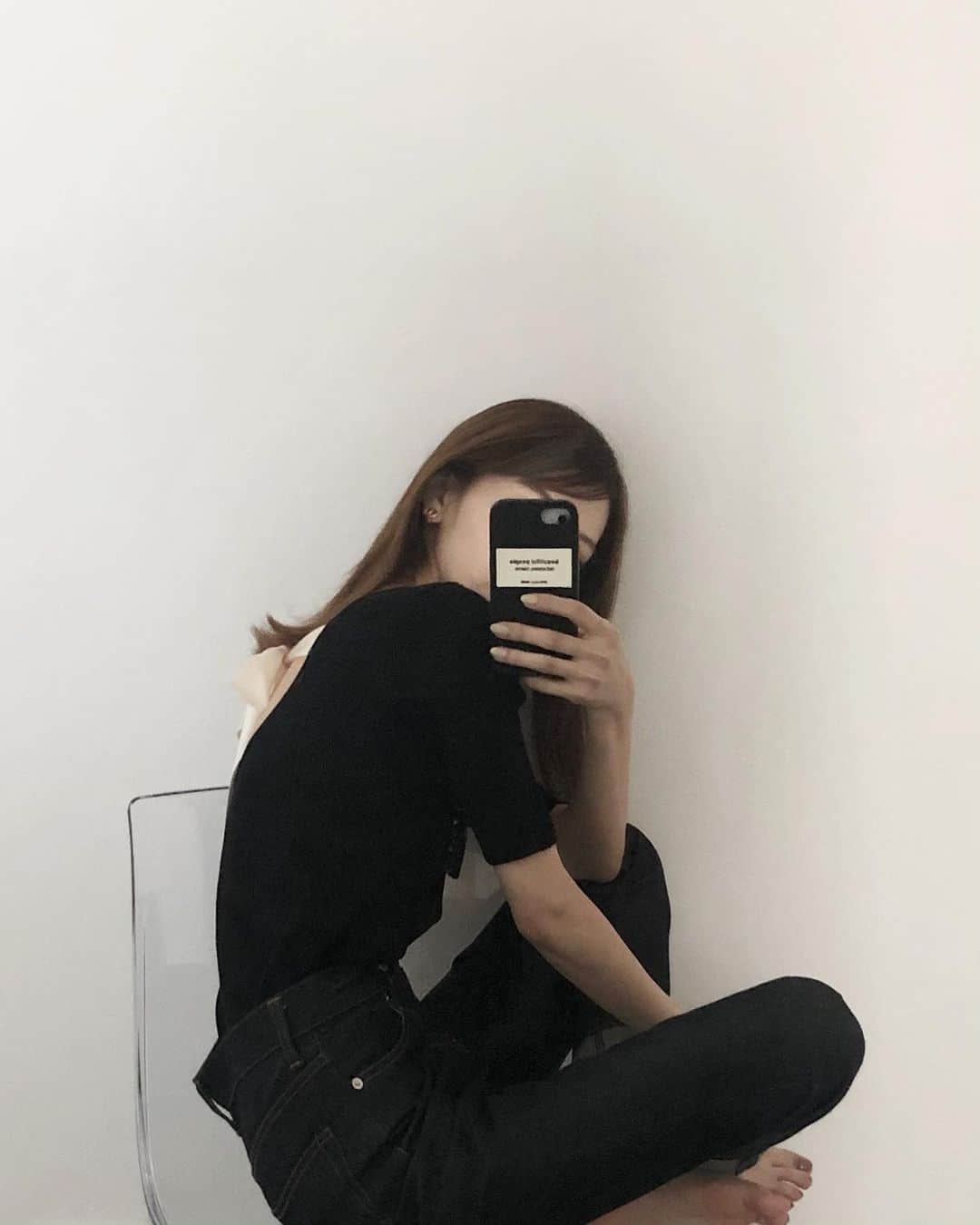 のインスタグラム：「mirror selfie 🤳🏻♡ . knit @amel_official__ denim @johnlawrencesullivan_official earring @dior iPhone case @beautifulpeople_officialsite  #ai_fashion #blackcode #mirrorselfie」