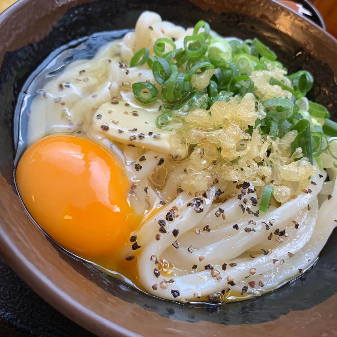 須黒清華さんのインスタグラム写真 - (須黒清華Instagram)「だいぶ時間が空いてしまった、夏の四国旅行記✈️笑 香川といえばやっぱりうどん‼︎ ということで、オススメして頂いたうどん屋さんをはしごしてきました😋 . 飲んだ後のシメに最高だったのが、カレーうどん✨ 結果、次の日パンパンにむくんだ顔になりましたが（笑）それでも朝からさらに2軒はしご🥢 . 釜玉バターうどんに、絶品釜あげうどん✨ あ〜どれも甲乙つけがたい美味しさ😍✨ . これだけバリエーションがあれば、確かに毎日うどんもありって思いました〜😋 #香川旅行 #香川うどん #香川うどん巡り #カレーうどん #釜玉バターうどん #釜あげうどん #四国旅行  そして今日は#wbs #ワールドビジネスサテライト」9月5日 20時11分 - sayaka_suguro