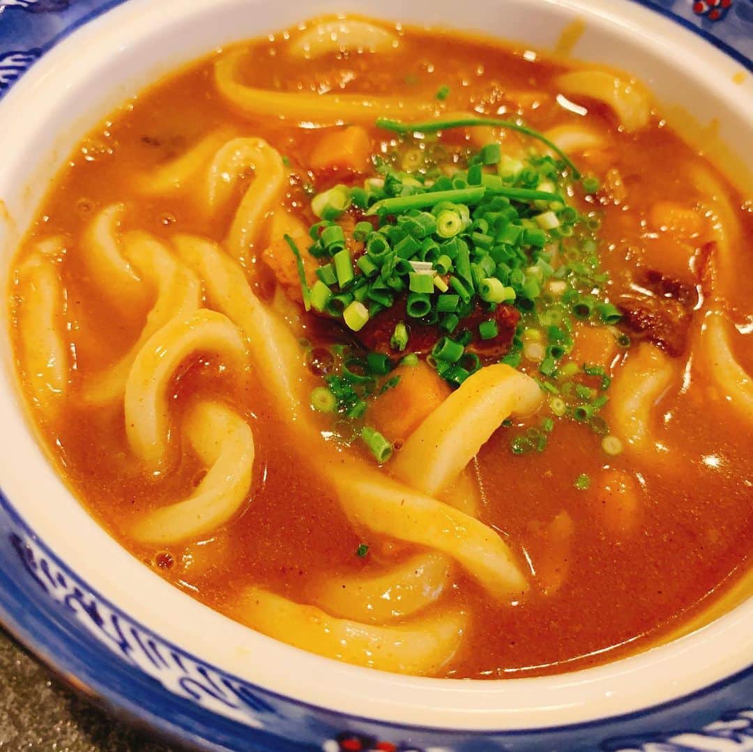 須黒清華のインスタグラム：「だいぶ時間が空いてしまった、夏の四国旅行記✈️笑 香川といえばやっぱりうどん‼︎ ということで、オススメして頂いたうどん屋さんをはしごしてきました😋 . 飲んだ後のシメに最高だったのが、カレーうどん✨ 結果、次の日パンパンにむくんだ顔になりましたが（笑）それでも朝からさらに2軒はしご🥢 . 釜玉バターうどんに、絶品釜あげうどん✨ あ〜どれも甲乙つけがたい美味しさ😍✨ . これだけバリエーションがあれば、確かに毎日うどんもありって思いました〜😋 #香川旅行 #香川うどん #香川うどん巡り #カレーうどん #釜玉バターうどん #釜あげうどん #四国旅行  そして今日は#wbs #ワールドビジネスサテライト」