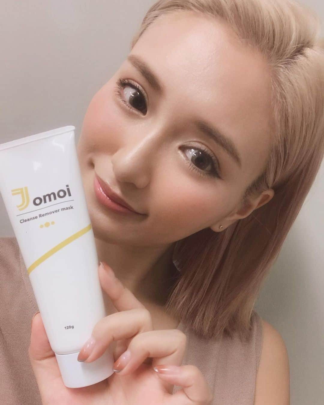 カナさんのインスタグラム写真 - (カナInstagram)「Jomoi @value_express 除毛クリーム🧖🏼‍♀️🎶 銀座の高級美容サロンJoieプロデュースです✨ 高品質、低刺激で、色々な箇所に使うことができるよ☺︎ ． 女性だけでなく男性も使える除毛クリーム🙆🏻‍♂️ 男性もムダ毛処理をきちんとして 清潔感があると素敵ですよね♡ . 5〜10分の放置時間で簡単に除毛できるのが 本当に嬉しいの🥺 乾いた清潔な肌に塗って放置して、 ティッシュなどで拭き取り、洗い流しで完了🐳 香りはシトラス🍋 除毛クリームのツンとした臭いが抑えられてるよ👼🏻 私いつもは肌が荒れやすいんだけど ジョモワはお肌に負担のかからない成分が 使用されているので 全く荒れなかったしスベスベになったよ🥚💕 いつもシャワー前に気になるところに使ってます🚿 . #ジョモワ #Jomoi #除毛クリーム #脱毛クリーム #ValueExpress #joie銀座 #cyberjapan」9月5日 20時35分 - _kana627_