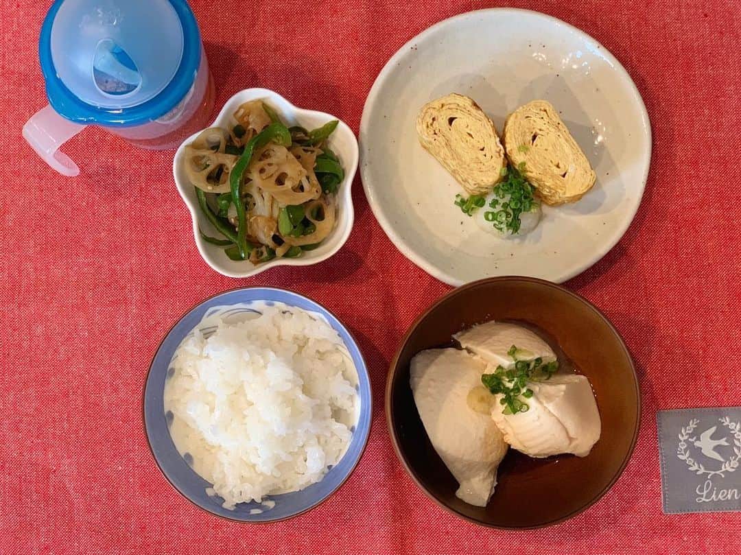 ピコさんのインスタグラム写真 - (ピコInstagram)「餃子は米粉の皮で低タンパクに。 2回に分けて食べました。 フォーもタンパク質が低いのでたくさん食べられて良い！ こんにゃく&里芋は甘辛く煮ました。お腹にたまる。 味噌汁はタニタの減塩。0.1gしか塩入ってない！  #ピコ #ピコ飯 #自炊 #透析食 #腎臓食 #減塩 #餃子 #フォー」9月5日 20時35分 - piko_niconico