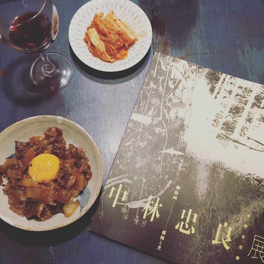 井上荒野さんのインスタグラム写真 - (井上荒野Instagram)「今日行った展覧会図録とミニ牛丼。中林忠良展とてもよかった。そして夫が牛丼に全卵をのせる人だということを結婚18年目にしてはじめて知った(私は黄身だけ)」9月5日 20時32分 - arereno