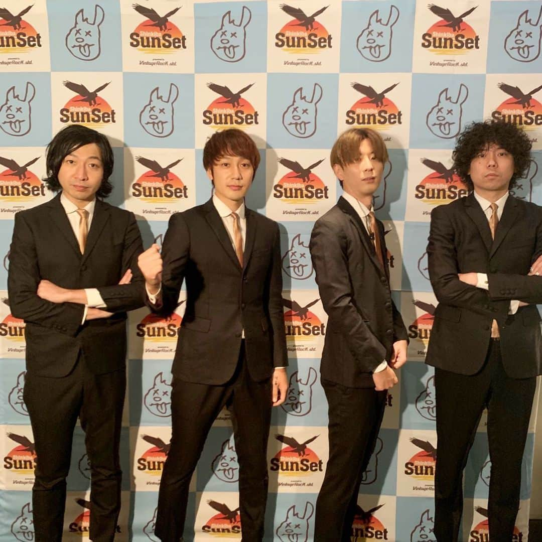 THE BAWDIESさんのインスタグラム写真 - (THE BAWDIESInstagram)「昨日は新木場サンセットに出演させていただきました。 大先輩のスピッツの皆さんに呼んで頂いてとても光栄でしたし、学生時代に沢山聴いていた曲も聴けて、合宿の時のキャンプファイアーで合唱してたのとか思い出したりしていました。 出演していたアーティストの皆さんからも沢山刺激を受けれて凄く楽しいイベントでした！ ありがとうございました！ by marcy #bawdies #新木場サンセット #spitz #shishamo #t字路s #ハンブレッターズ #studiocoast」9月5日 20時32分 - thebawdies