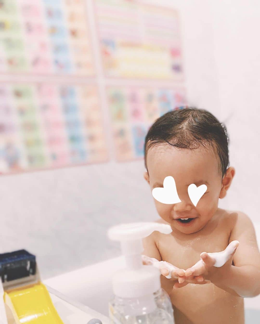 Remiさんのインスタグラム写真 - (RemiInstagram)「bath time fun time♬ お風呂上がりにベッドでイチャイチャタイム💕  子供達は新生児から泡のベビーソープを使っていたけど、最近ビオレu様から頂いた泡のボディーソープを家族で使っています♬  ゴシゴシこすらなくても、泡をのばすだけで優しく洗い上げられるので、日焼けしたデリケートな肌にも子どもにも使えて一石二鳥💕 生クリームみたいなツンと立つ泡に息子もやみつき😍💓 洗い上がりの香りも良くて益々バスタイムが楽しくなりました♨️. . .  #バスタイム #ビオレuザボディ #ボディウォッシュ #ボディケア #生クリーム泡 #まさつレス #PR @bioreu_jp」9月5日 20時34分 - remi_912