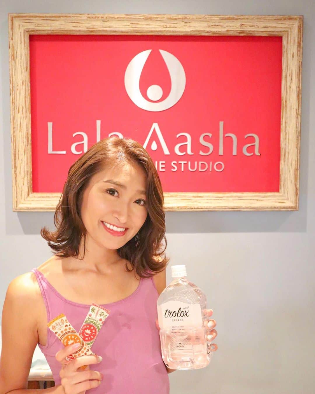 のインスタグラム：「ララアーシャ 学芸大学店で 溶岩ヨガの体験に行ってきました🧘‍♀️ @hotyoga_lalaaasha  ㅤㅤㅤㅤㅤㅤㅤㅤㅤㅤㅤㅤㅤ  ララアーシャは ホットヨガとちがい溶岩ヨガなので 体の芯からじわーっと汗がかけて気持ちよかった〜✨ ヨガ後もしばらく体がポカポカだし、 心なしか肌がキレイになった気が🤭 ㅤㅤㅤㅤㅤㅤㅤㅤㅤㅤㅤㅤㅤ  またマイナスイオンも豊富なので、レッスン中はもちろん レッスン後も体が軽くなってめちゃくちゃリフレッシュができました🌿 ㅤㅤㅤㅤㅤㅤㅤㅤㅤㅤㅤㅤㅤ  東京都内や神奈川県に店舗があるのですが、 今なら全店で 体験レッスンが 1000円(タオル、お水付き)で受けられるそうです！ ㅤㅤㅤㅤㅤㅤㅤㅤㅤㅤㅤㅤㅤ  さらに、"わたしのインスタを見た"と来店時に伝えて貰えば、 体の酸化を防げるトロロックスというお水 または低糖質のダイエットお菓子オーツバー2種類がもらえるんだって🤤💕 ㅤㅤㅤㅤㅤㅤㅤㅤㅤㅤㅤㅤㅤ  お得な入会キャンペーンをやっているみたいだし、 わたしが行った学芸大学店は メンズクラスもあるので、 男性もぜひ体験に行ってみてね🥬✨ ㅤㅤㅤㅤㅤㅤㅤㅤㅤㅤㅤㅤㅤ  #ララアーシャ #ヨガ #ホットヨガ #hotyoga #yoga #溶岩ヨガ #溶岩ホットヨガ #美容 #美容好き #ヨガ好き」