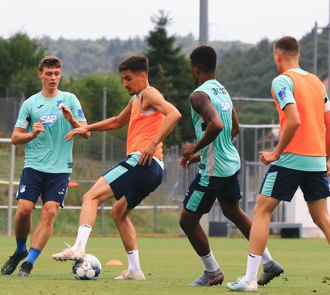 TSG1899ホッフェンハイムさんのインスタグラム写真 - (TSG1899ホッフェンハイムInstagram)「Klein trifft Groß! 💙👋🏼 #TSG #Training」9月5日 20時39分 - tsghoffenheim