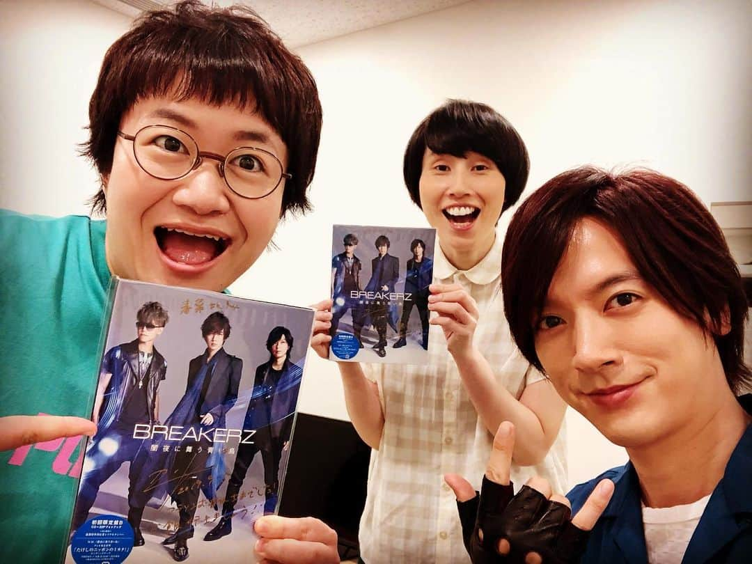 DAIGOさんのインスタグラム写真 - (DAIGOInstagram)「ニューシングル闇夜に舞う青い鳥！ にかけて！自鳥り？自撮り！ハリセンボンさんと！めちゃくちゃ聴いてくれそうだった！！笑いつも優しいお2人に感謝！ #ハリセンボン #DAIGO #闇夜に舞う青い鳥 #BREAKERZ #じゃねーよ！ #春菜さんマラソンお疲れさまです！」9月5日 20時39分 - daigo_breakerz_