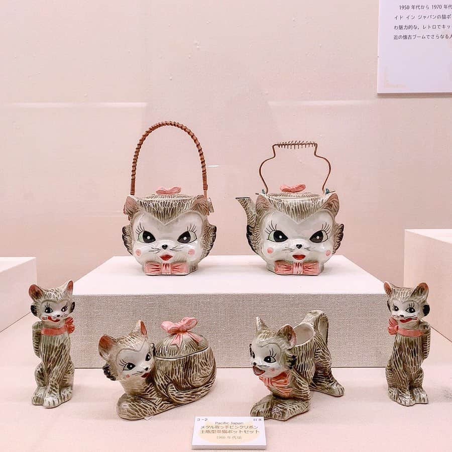 酒元麻衣（まいへー）のインスタグラム：「『猫のポット展』 1930年代〜1980年代頃の猫ポットが100点ほど展示されていました🐈🐈🐈どのデザインも愛おしい🐈♡瀬戸蔵ミュージアムで展示されてます😊  #ティーポット#美術館#猫#ヴィンテージ食器 #teapot #cat#vintageteapot」
