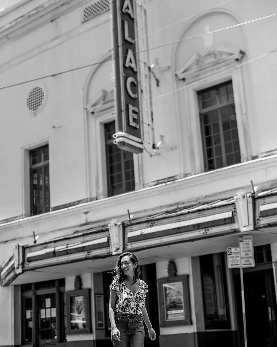 鮎河ナオミさんのインスタグラム写真 - (鮎河ナオミInstagram)「Stepping back in time✨ 創業1925年のパレス・シアター。 今でも現役で営業中！ノスタルジックな外観が素敵✨写真は白黒で🖤 . . . . . #palacetheater #hilo #nostalgic #oldtown #bigisland #hawaii #blackandwhite #photography #パレスシアター #ヒロ #オールドタウン #タイムスリップ #ハワイ #ハワイ島 #ビッグアイランド」9月6日 7時40分 - naomiayukawa