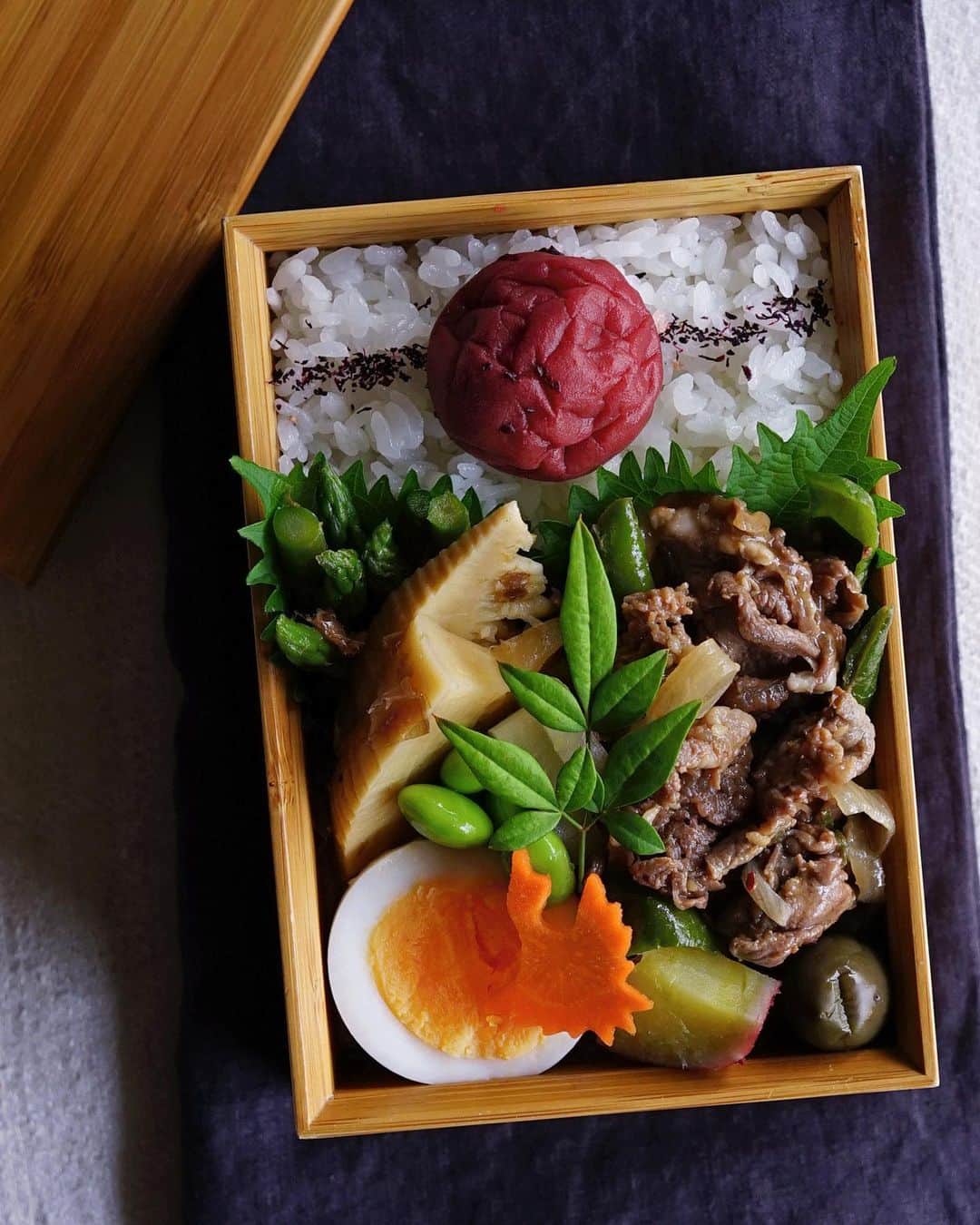 Ryoko Yunokiのインスタグラム：「+ + + Soy-glazed beef bento/牛肉の時雨煮弁当 . *rice ane umeboshi *soy-glazed beef with onion *dashi-simmered bamboo shoots and asparagus *hard-boiled egg *honey-simmered sweet potato with butter *green olive . ＊ご飯と梅干し ＊牛肉の時雨煮 ＊筍とアスパラガスの出汁煮 ＊ゆで卵 ＊薩摩芋の蜂蜜バター煮 ＊グリーンオリーブ + + + #bento #お弁当 #丸の内弁当 #f52grams #公長齋小菅」