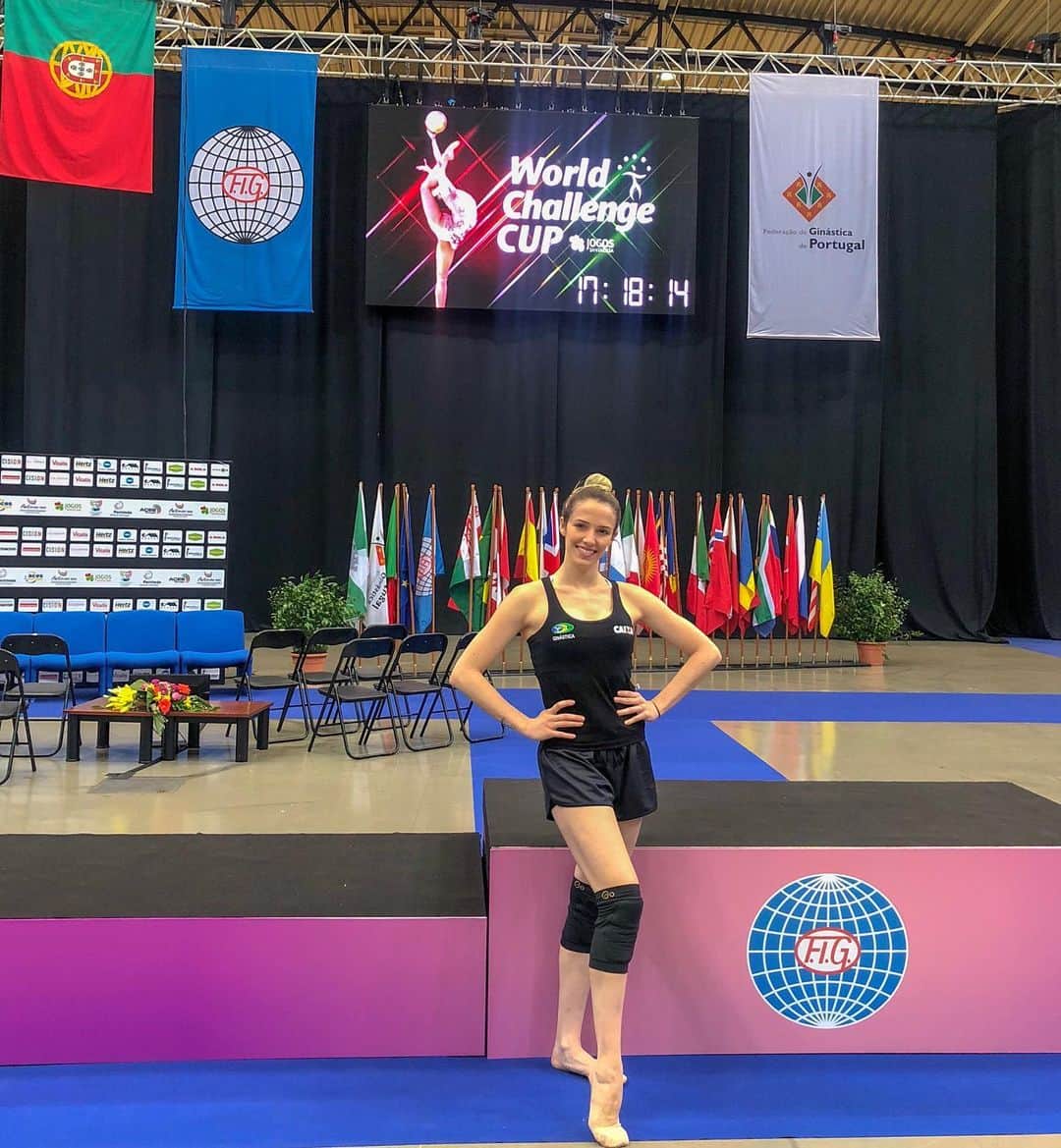 ナターリア・ガウジオのインスタグラム：「Treino de pódio concluído ✅... Amanhã começa a World Challenge Cup Portimão!! É sempre muito bom estar aqui, guardo lembranças lindas desse lugar, a minha primeira grande competição internacional foi aqui, exatamente nesse mesmo ginásio em Portimão há 13 anos atrás em 2006 e eu ainda era do Juvenil, aquela menininha apaixonada pela GR nunca imaginava o tanto de história que teria pela frente!! Sempre que volto aqui sinto uma energia incrível, estar na Europa e poder ouvir o seu idioma e conviver com pessoas maravilhosas me faz me sentir em casa!! Somos sempre tão bem recebidas e acolhidas, eu só tenho a agradecer por tanto carinho!! Vamos com toda essa alegria e amor pra competição amanhã, que Deus nos ilumine e nos dê muita força!! 😍🙏🏼✨🤸🏼‍♀️💪🏼🇧🇷🇵🇹❤️ #inlove #portimao2019 #portugal #grateful #gaudiofitness #fig #cbg #caixaesportes #timebrasil #focus #competition #worldchallengecup」