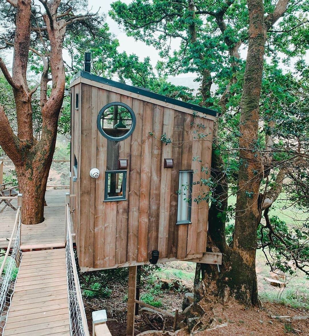 Airbnbさんのインスタグラム写真 - (AirbnbInstagram)「This handcrafted treehouse in the Gaeltacht (Irish-speaking part) of County Donegal is equally well-suited for plugging into local culture or unplugging from everything. Catch some traditional music in a nearby pub or hike to hidden lakes in the serene Glenveagh National Park.  Photo: @smccahey」9月6日 6時22分 - airbnb