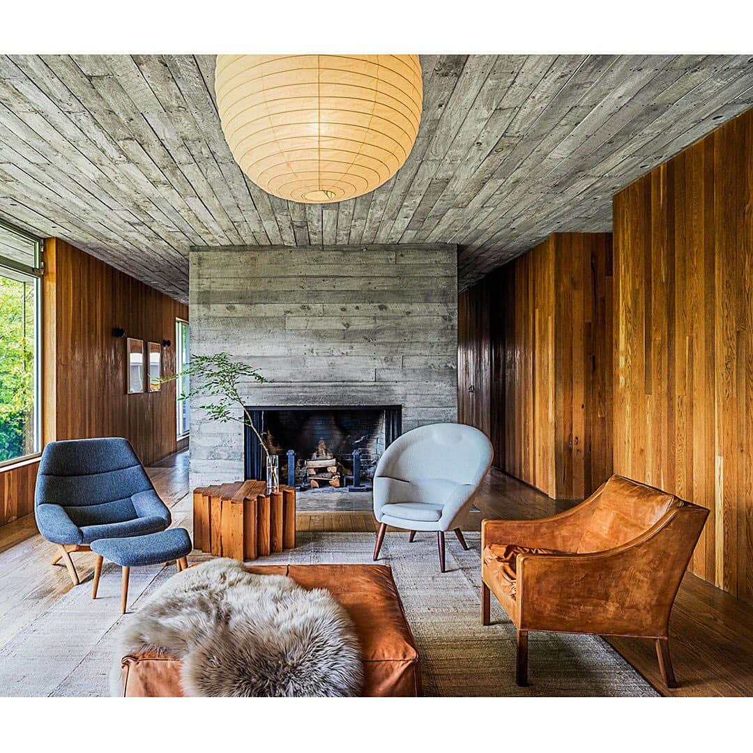 デビッドヤーマンのインスタグラム：「Featured in the September issue of @archdigest, Evan and Ku-Ling Yurman’s Catskills home showcases their passion for midcentury modern design and honest, authentic materials. Read the story through our bio link. #DavidYurman  #DYInTheNews」