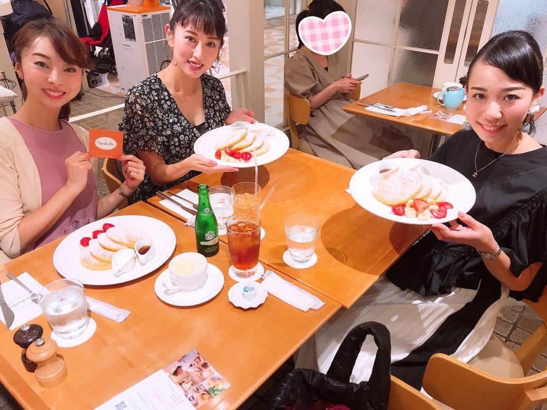 中西麻里衣さんのインスタグラム写真 - (中西麻里衣Instagram)「昨日はゆり&かおるちゃんとランチ🥞✨この3人で会えたのは1年ぶりでした👏前回もパンケーキ集合😋 話題がありすぎて、、、話が止まらない。。。夏休みが終わるのがさみしかったですが…1人で日中動ける時間はやっぱり有り難いです😂 #ランチ#パンケーキ#🥞#女子会#尽きない話題#1年ぶり#トーク#また集まろう#らぶ#男の子まま#年子まま#アクティブ母ちゃん#ソロ時間#有難い#😂#息子らぶ」9月6日 6時52分 - 87marii