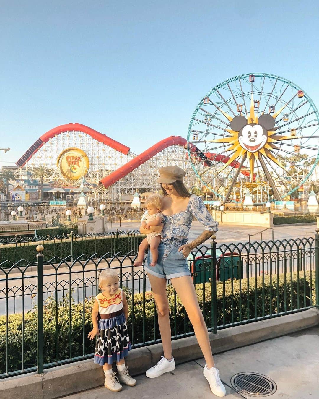 Acacia Brinleyさんのインスタグラム写真 - (Acacia BrinleyInstagram)「This place is everything to me. I love u @disney (2nd pic describes Disneyland perfectly for brinny and I... always trynna wrangle that cowgirl.)」9月6日 6時52分 - acaciakersey