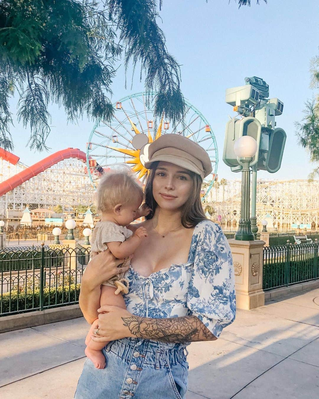 Acacia Brinleyさんのインスタグラム写真 - (Acacia BrinleyInstagram)「This place is everything to me. I love u @disney (2nd pic describes Disneyland perfectly for brinny and I... always trynna wrangle that cowgirl.)」9月6日 6時52分 - acaciakersey