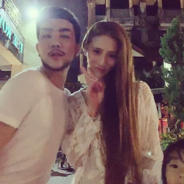 のインスタグラム：「仲良くなったオカマちゃん🧜‍♀️✨ ・ ・ 買い物行く時、まあやを見かけるといつも声かけてくれた笑 ・ ・ この街は、治安があまり良くないと聞いていたけれど、みんな優しくて、親しみやすくて大好きになりました😆✨👌 ・ ・ うん、ファビュラス😁✨🧜‍♀️🧜‍♀️🧜‍♀️ ＊ ＊ ＊ #タイ #プーケット #royalparadice #オカマ #ニューハーフ #美意識高め #子供に優しい #治安悪くないよ #楽しい場所 #オカマちゃんと友達になる #ワンネス #ファビュラス」