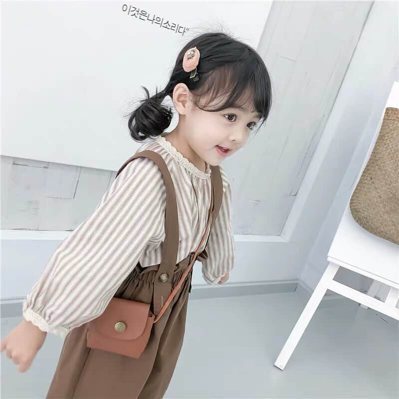 子供服のbig foRE:stさんのインスタグラム写真 - (子供服のbig foRE:stInstagram)「. ナチュラルデザインサスペンダーパンツ【797】 . おはようございます、雷大嫌いなあーちゃんです・・。 店長も言ってましたがおとといの雷、すごかったんです(TдT) 夜中に目を覚ましてしまい娘にひっついて寝たら、「暑い」と突き放されちゃいました( ；∀；) . さて、気を取り直して(笑) . 秋色カラーがかわいいサスペンダーパンツ。 トップスを変えればオールシーズン着こなしできる優れもの✨ 今ならTシャツ、秋にはロンTやトレーナーも◎ ”わたしなり”のコーデを楽しもう♪ . . . . . .  #子供服 #キッズコーデ #韓国子供服 #kidscode #outfit #おでかけコーデ#海外子供服  #おしゃれさんと繋がりたい #kidsjapan #セレクトショップ #女の子コーデ  #男の子コーデ#女の子ママ#男の子ママ#インポート#ママリ #コドモノ #ベビフル#秋アイテム#お洒落さんとつながりたい#ninas#キッズサロペット」9月6日 7時09分 - olpemi_